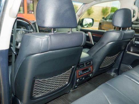 Used 2017 Toyota Land Cruiser image 18