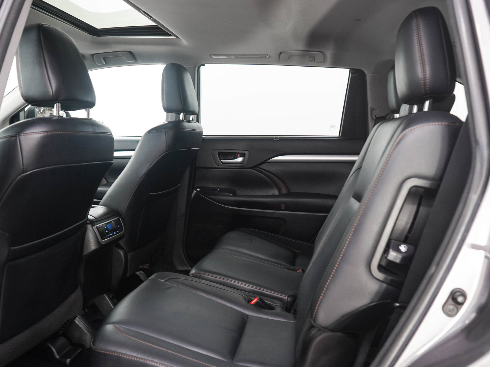 Used 2018 Toyota Highlander XLE AWD/4WD image 16