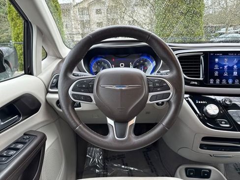 Used 2017 Chrysler Pacifica Touring-L Plus w/ Tire & Wheel Group image 14