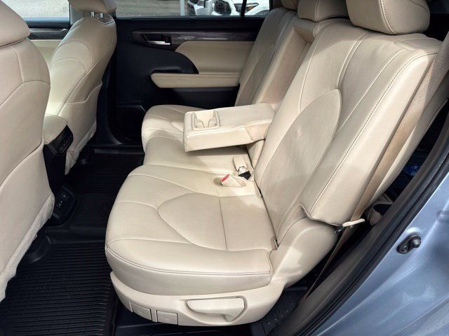 Used 2024 Toyota Highlander Limited AWD/4WD image 6