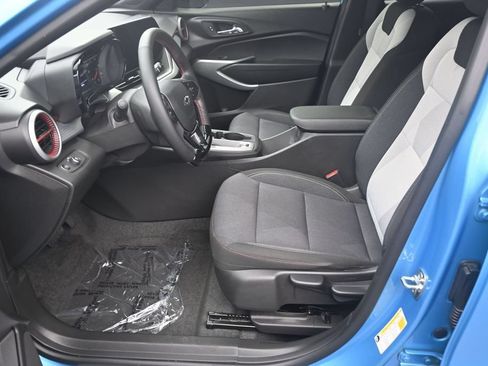 Used 2025 Chevrolet Trax RS FWD image 10