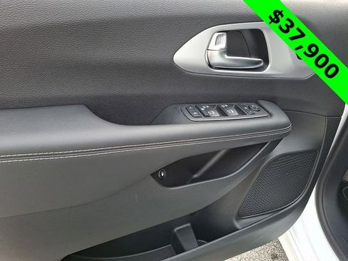 Used 2025 Chrysler Pacifica Premium image 13