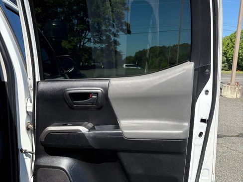 Used 2022 Toyota Tacoma SR5 AWD/4WD image 39