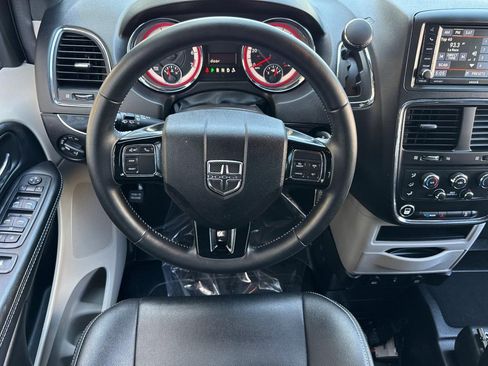 Used 2019 Dodge Grand Caravan SXT FWD image 28
