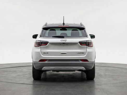 Used 2025 Jeep Compass Limited image 7