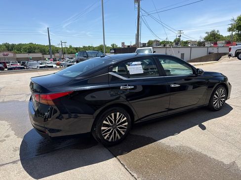 Used 2024 Nissan Altima 2.5 SV FWD image 5