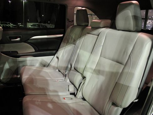 Used 2018 Toyota Highlander XLE image 27