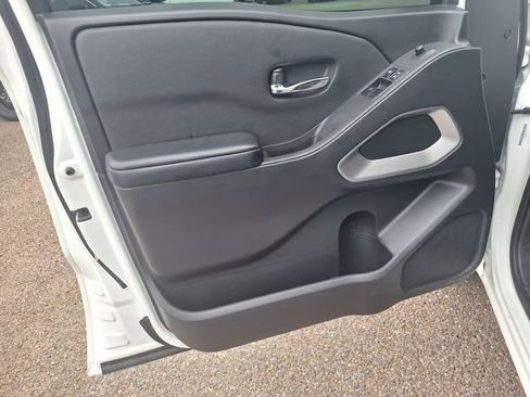 Used 2025 Nissan Frontier SV RWD image 10