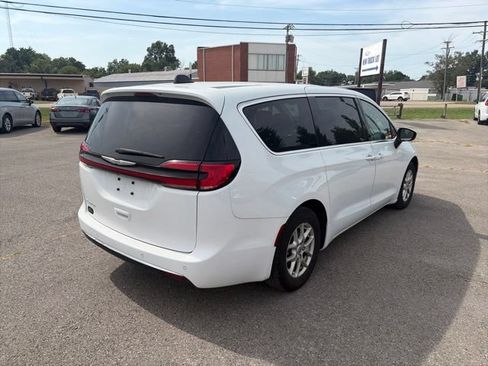 Used 2023 Chrysler Pacifica Touring-L FWD image 6