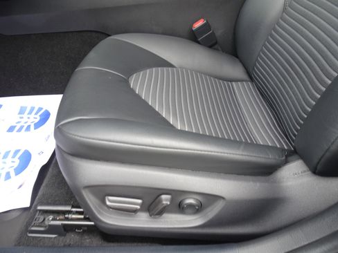 Used 2021 Toyota Camry SE w/ Convenience Package FWD image 9