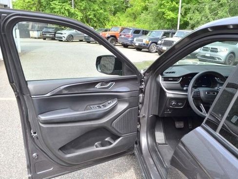 Used 2023 Jeep Grand Cherokee Altitude AWD/4WD image 14