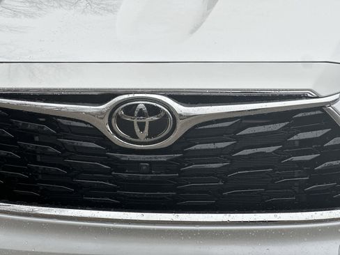 New 2026 Toyota Highlander Platinum image 13