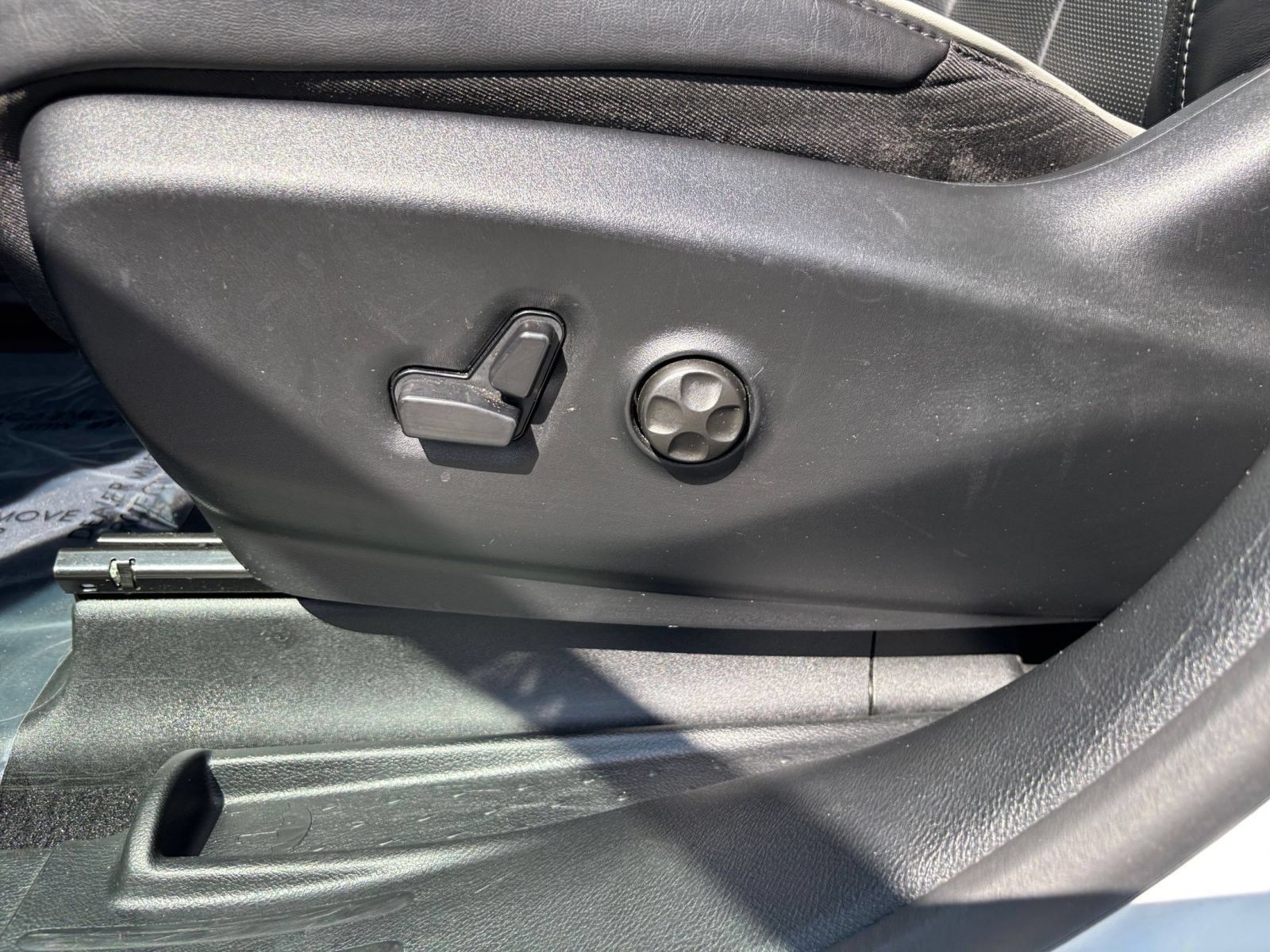 Used 2025 Chrysler Pacifica Limited FWD image 21