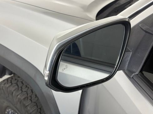 Used 2018 Toyota Tacoma TRD Off-Road w/ Technology Package AWD/4WD image 16
