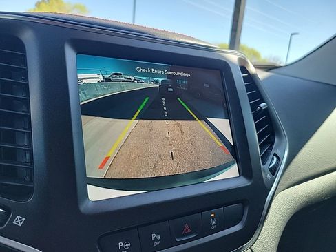 Used 2020 Jeep Cherokee Trailhawk image 32