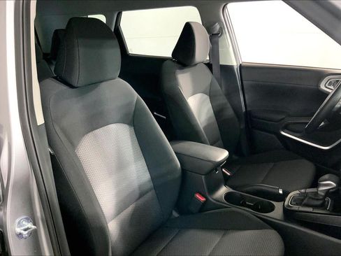 Certified 2025 Kia Soul LX w/ LX Technology Package FWD image 7