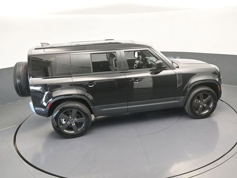 Used 2025 Land Rover Defender 110 S image 66