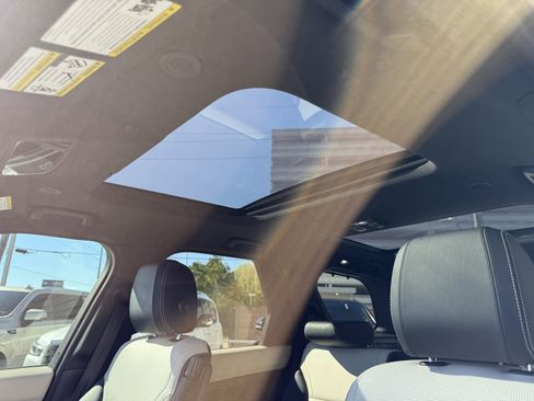 Used 2021 Land Rover Discovery S R-Dynamic image 13