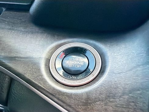Used 2024 Jeep Grand Cherokee L Limited AWD/4WD image 9