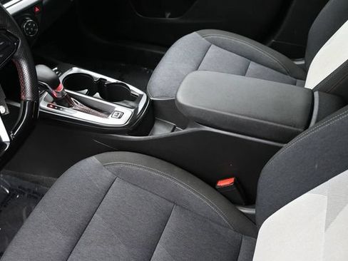 Used 2025 Chevrolet Trax RS w/ Sunroof Package FWD image 17