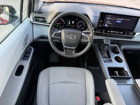 Used 2026 Toyota Sienna XLE FWD image 29