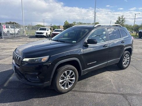 Used 2019 Jeep Cherokee Latitude Plus w/ Cold Weather Group AWD/4WD image 2