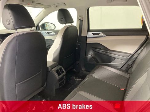 Used 2025 Volkswagen Taos SE AWD/4WD image 16