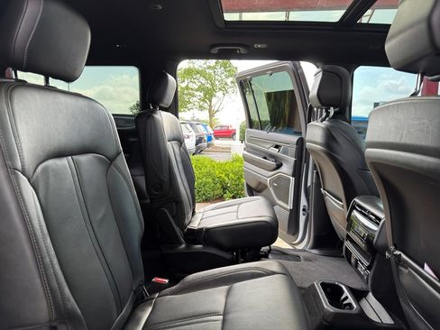 Used 2023 Jeep Wagoneer Series III w/ Premium Group I AWD/4WD image 29