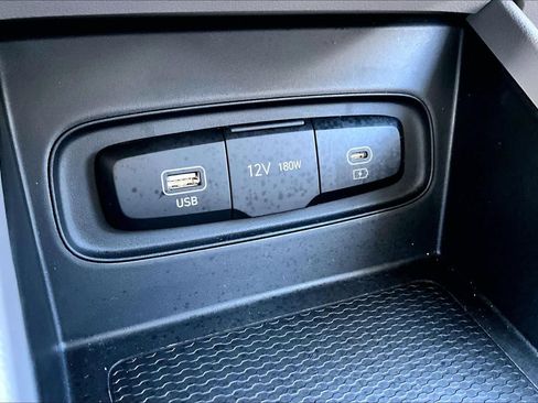 Certified 2025 Hyundai Venue SEL FWD image 34
