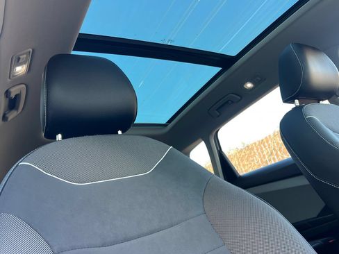 Used 2023 Volkswagen Taos SE w/ Panoramic Sunroof Package AWD/4WD image 18