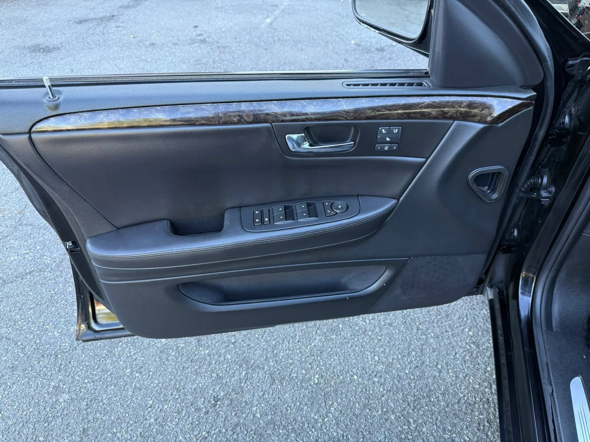 Used 2011 Cadillac DTS FWD image 17