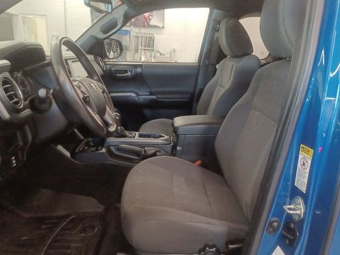 Used 2017 Toyota Tacoma TRD Sport w/ Premium & Technology Package image 10