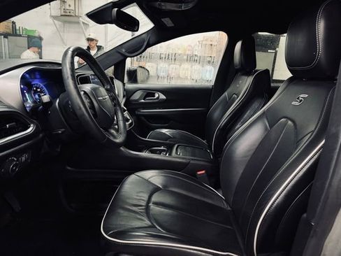 Certified 2025 Chrysler Pacifica Limited image 17