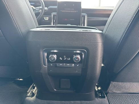 Used 2025 GMC Yukon XL Denali RWD image 21