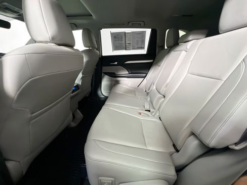 Used 2019 Toyota Highlander XLE image 29