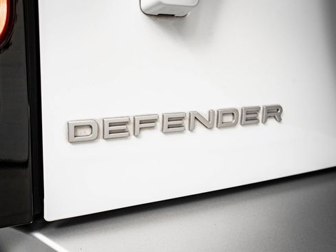 Used 2023 Land Rover Defender 90 S image 9