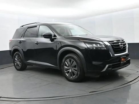 Used 2024 Nissan Pathfinder SV FWD image 2