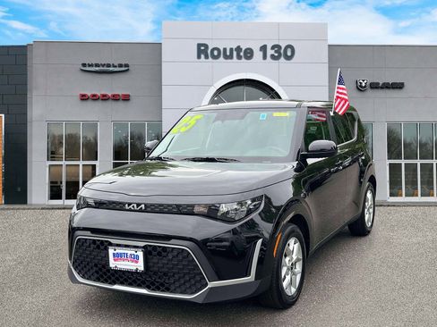 Used 2025 Kia Soul LX FWD image 2