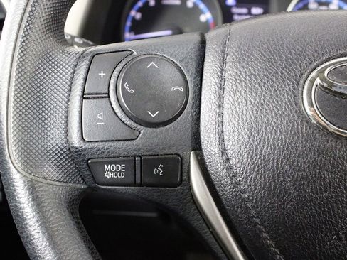 Used 2018 Toyota RAV4 LE image 19