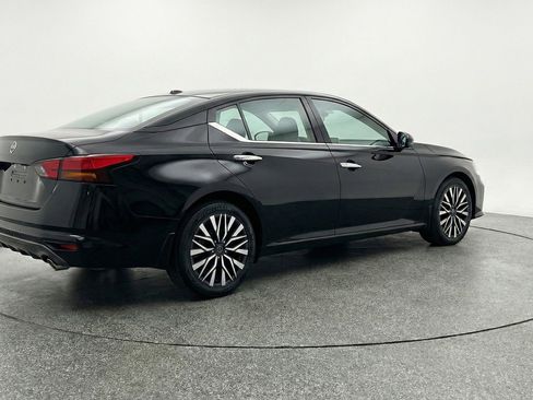 Used 2025 Nissan Altima 2.5 SV FWD image 9