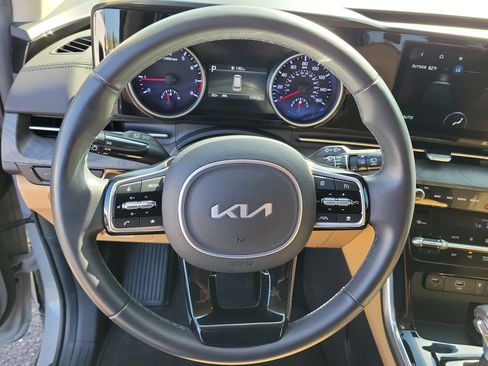 Used 2024 Kia Carnival EX FWD image 21