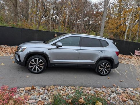 Certified 2023 Volkswagen Taos SE image 2