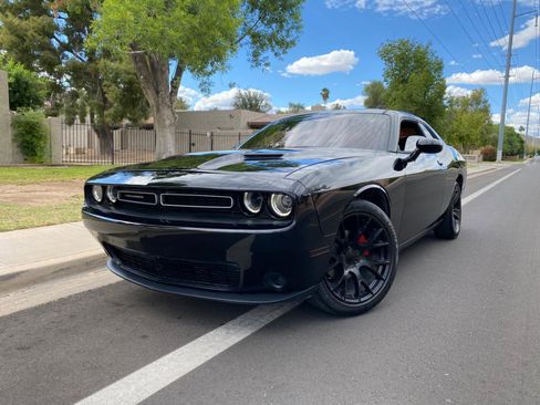 Used 2016 Dodge Challenger SXT image 4
