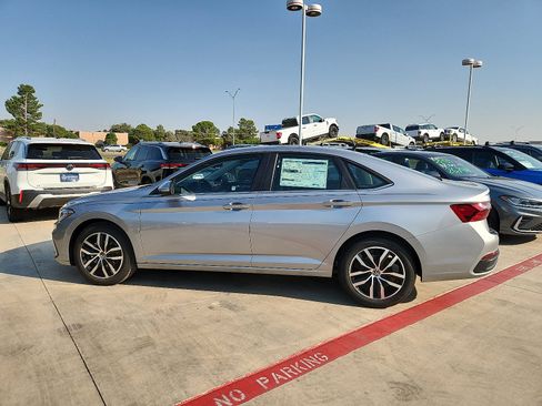 New 2025 Volkswagen Jetta SE image 4