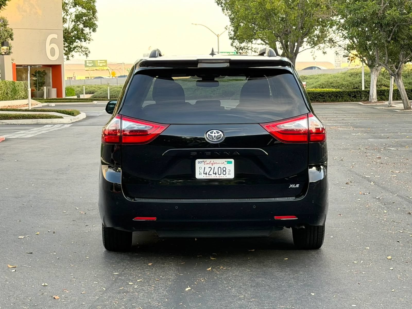 Used 2020 Toyota Sienna XLE w/ XLE Navigation Package FWD image 5
