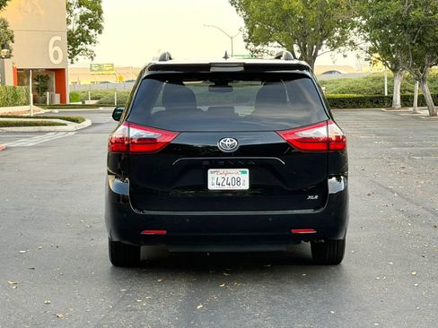 Used 2020 Toyota Sienna XLE w/ XLE Navigation Package FWD image 5