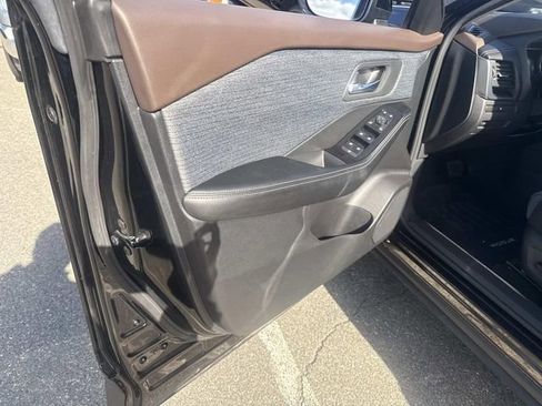 Used 2023 Nissan Rogue SV image 16