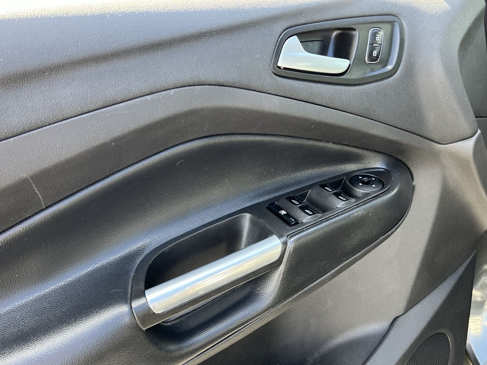 Used 2018 Ford Escape SE w/ Ford Safe & Smart Package FWD image 15