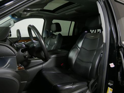 Used 2018 Cadillac Escalade ESV Luxury AWD/4WD image 12