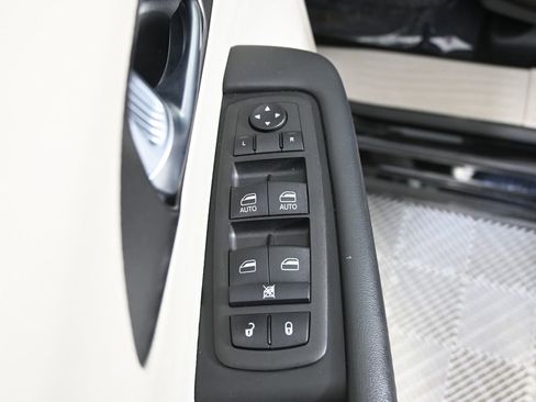 Used 2024 Chrysler Pacifica Touring-L FWD image 21